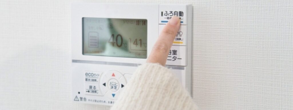 エコキュートのリモコンを操作して設定やエラーを確認している様子
